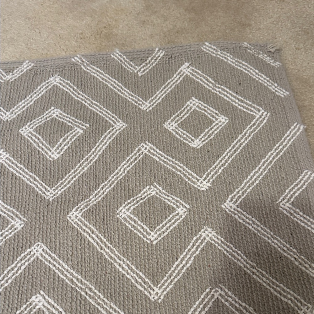 Geometric Patterned Gray and White Rug - Picture 6 of 7